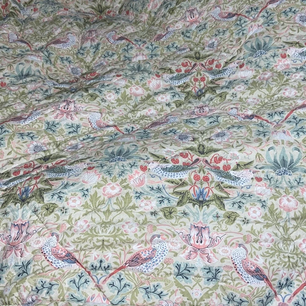 Like new William Morris Strawberry Thief queen  comforter